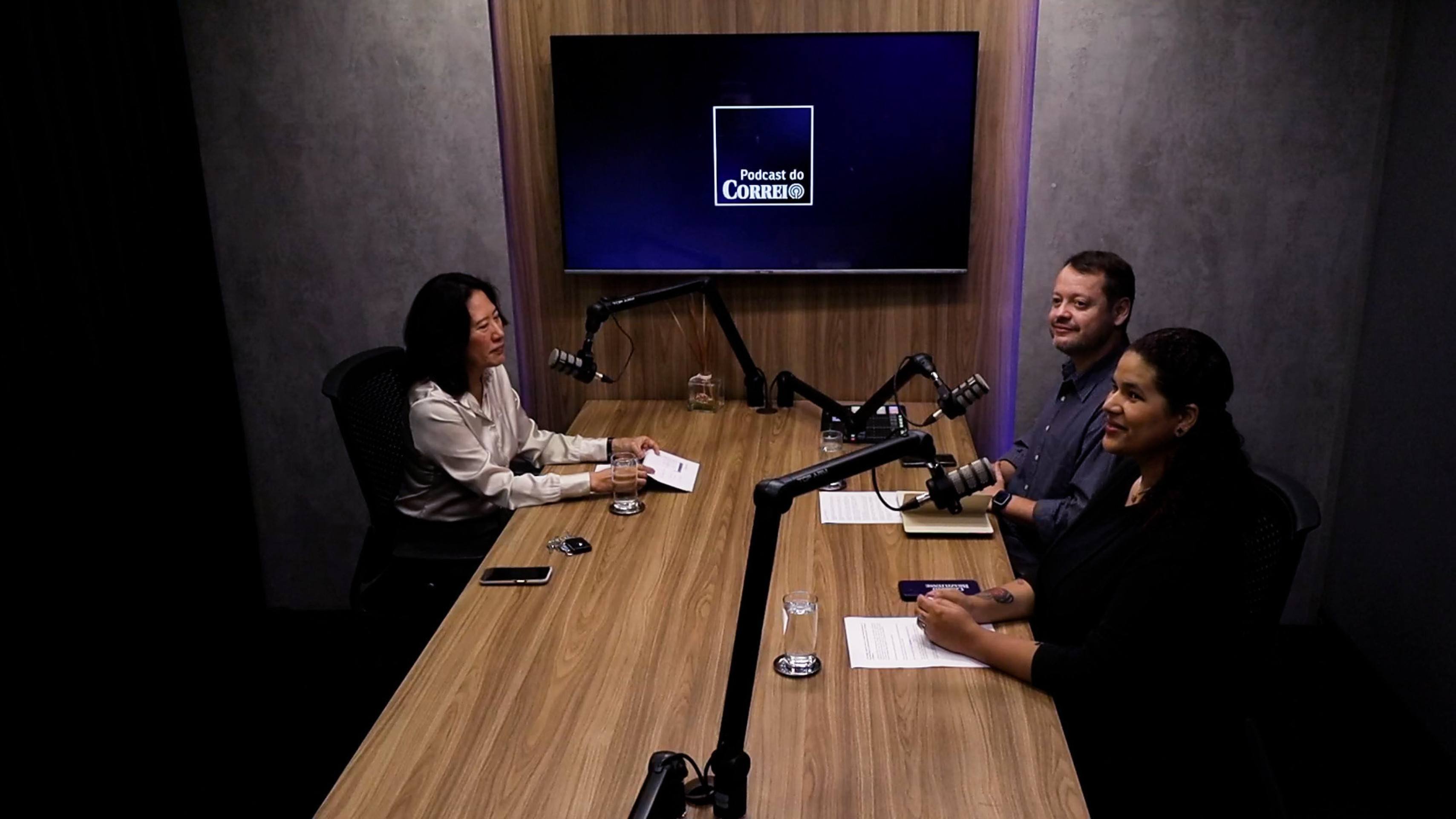 Lucila Nagata, durante o Podcast do Correio, com os jornalistas Roberto Fonseca e Aline Gouveia