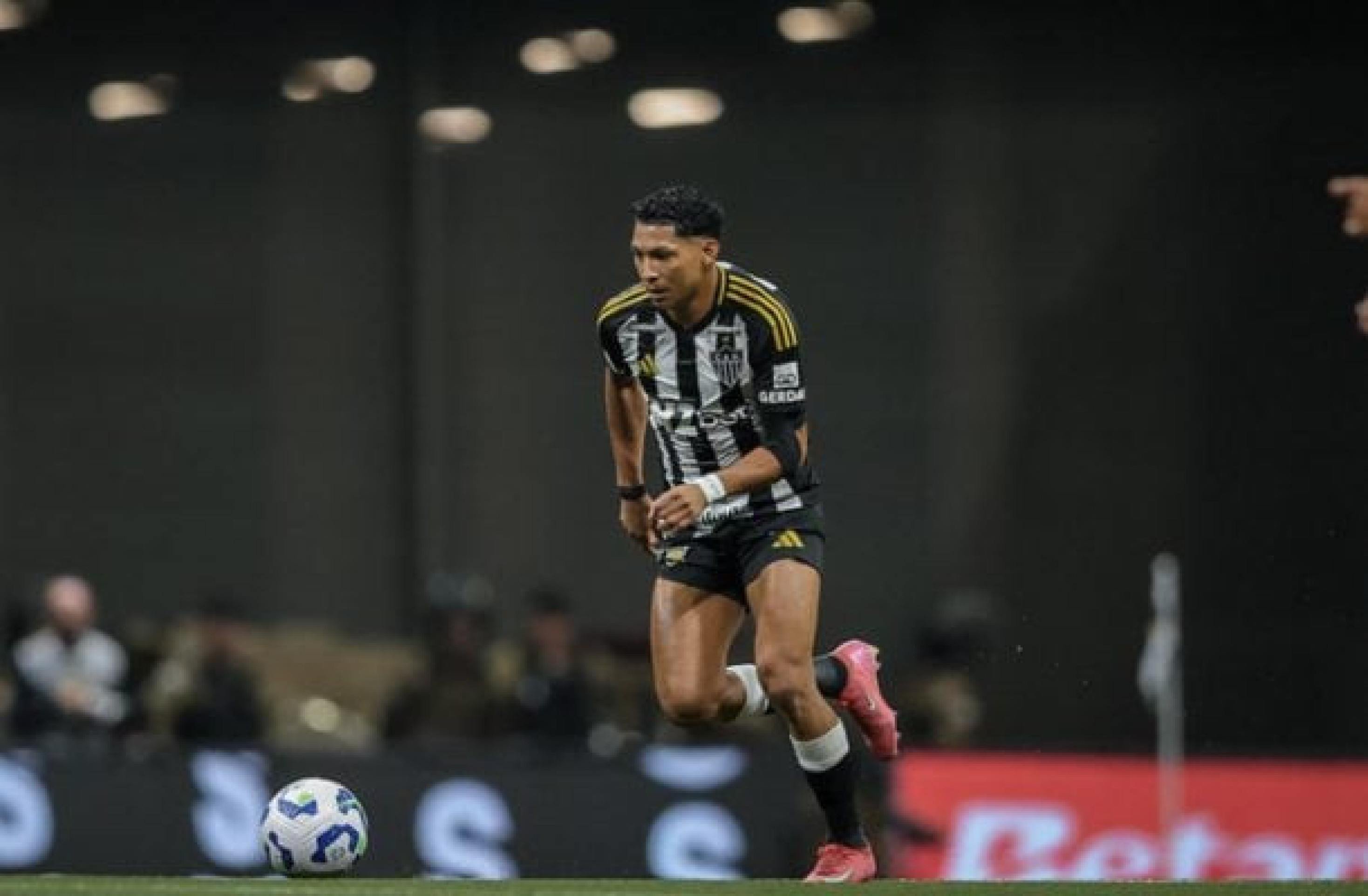 Mãe de Rony passa mal, e jogador deixa Arena MRV às pressas após classificação do Atlético-MG