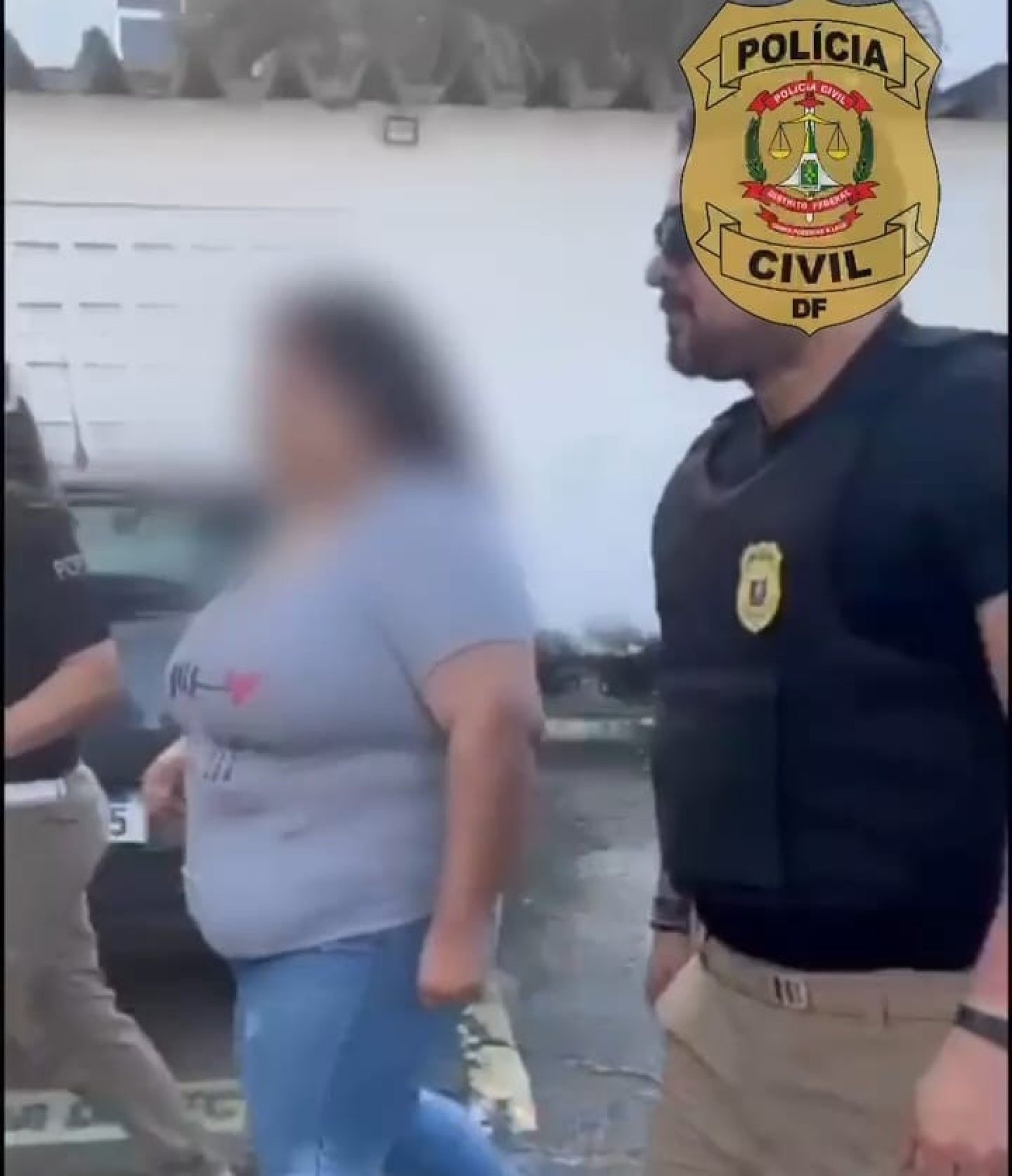 Mulher é presa por agentes da PCDF por estar envolvida em crimes de extorsão