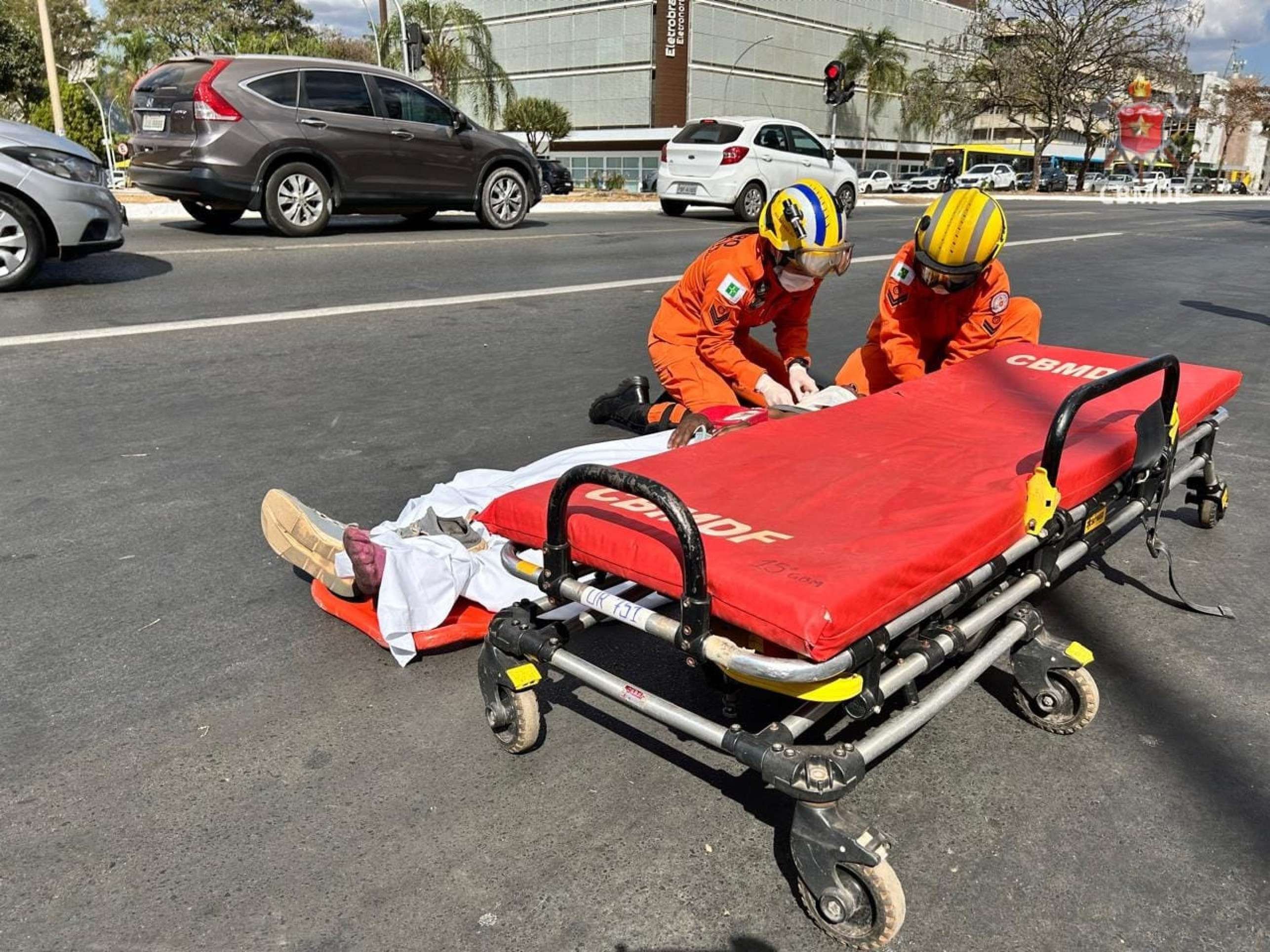 Pedestre é atropelado por ônibus na W3 Norte e sofre traumatismo craniano Pedestre é atropelado por ônibus na W3 Norte e sofre traumatismo craniano