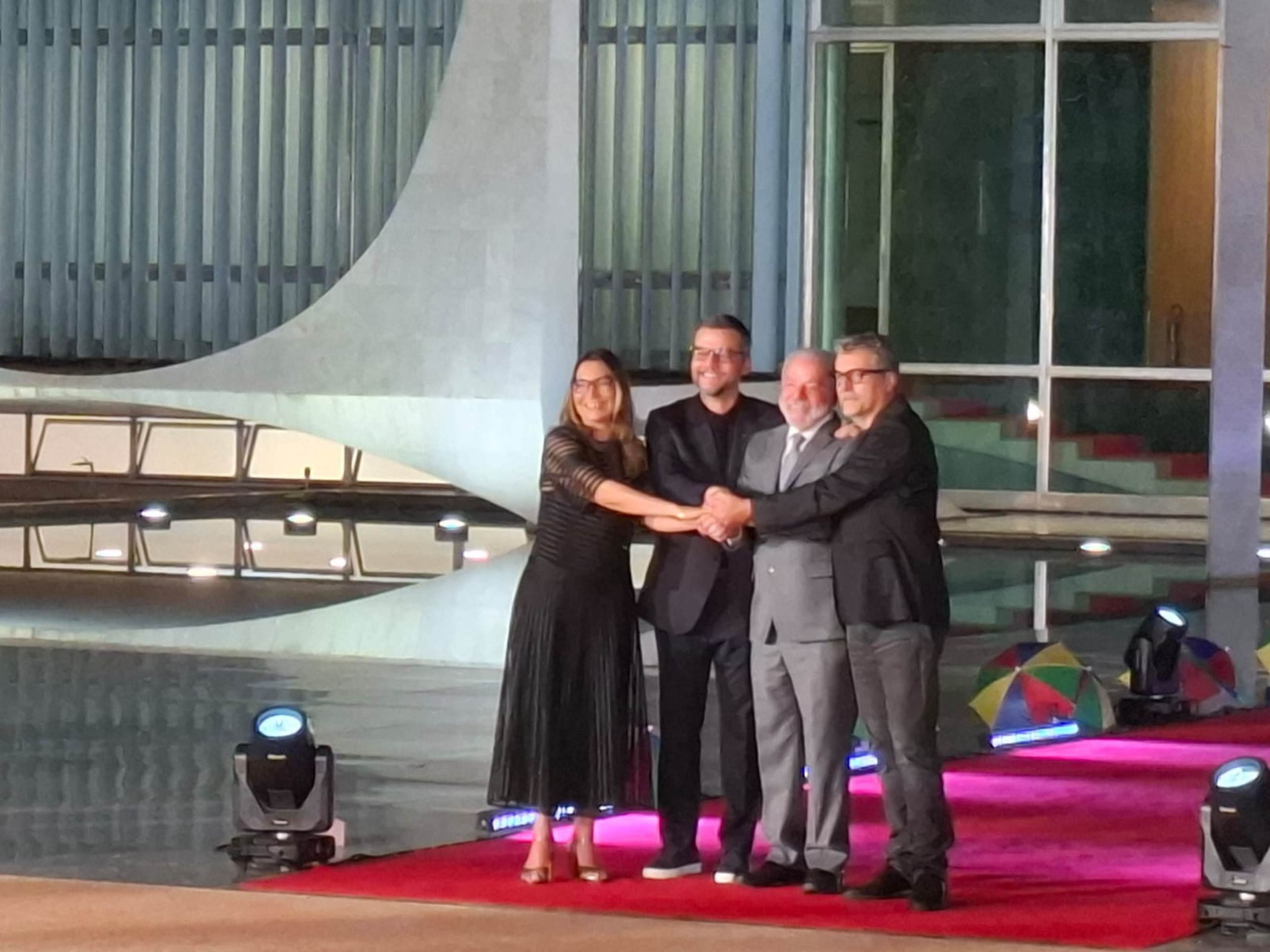 Lula assiste O Agente Secreto com elenco e direção do filme 