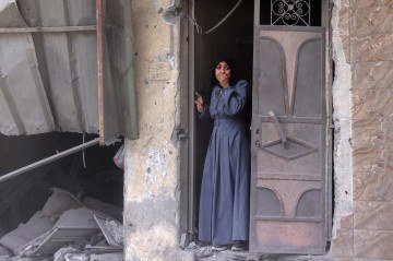 Palestina reage ao ver a destruição provocada por bombardeio israelense no bairro de Al-Zeitoun, na Cidade de Gaza  -  (crédito: Bashar Taleb/AFP)