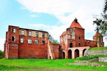 Curioso vilarejo polonês tem casa invertida e maior piano do mundo