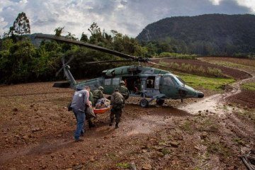 Grávida que estava ilhada na cidade de Agudo (RS) após as cheias no Sul do País é resgatada pela Força Aérea Brasileira durante operação Taquari  -  (crédito: FAB)