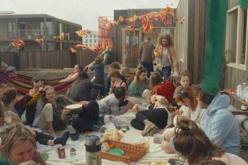 Cena do filme Living together: The story of de warren
