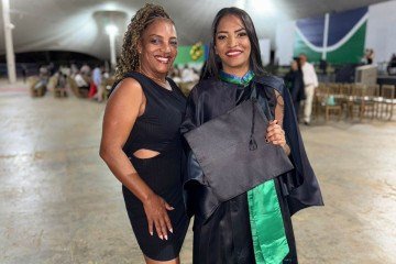 Filha de cozinheira homenageia a mãe durante formatura em medicina na UnB -  (crédito: Arquivo pessoal)
