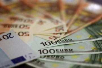 No local, a polícia apreendeu mais de 200 mil euros (cerca de 1,26 milhão de reais), a maior parte em dinheiro -  (crédito: Freepik)