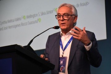 Durante a apresentação, o médico Amélio Godoy defendeu uma nova forma de olhar para as doenças metabólicas — com foco no papel do fígado e na gordura acumulada em locais estratégicos do corpo. A proposta pode mudar o entendimento sobre diabetes tipo 2, obesidade e doenças hepáticas -  (crédito: Rede D'Or)