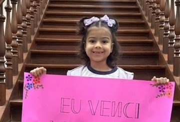 A jovem Ester Pereira volta às aulas após se curar da leucemia -  (crédito: Repprodução/instagram/@renanferreirinha)