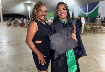 Filha de cozinheira homenageia a mãe durante formatura em medicina na UnB - (crédito: Arquivo pessoal) Filha de cozinheira homenageia a mãe durante formatura em medicina na UnB - (crédito: Arquivo pessoal)