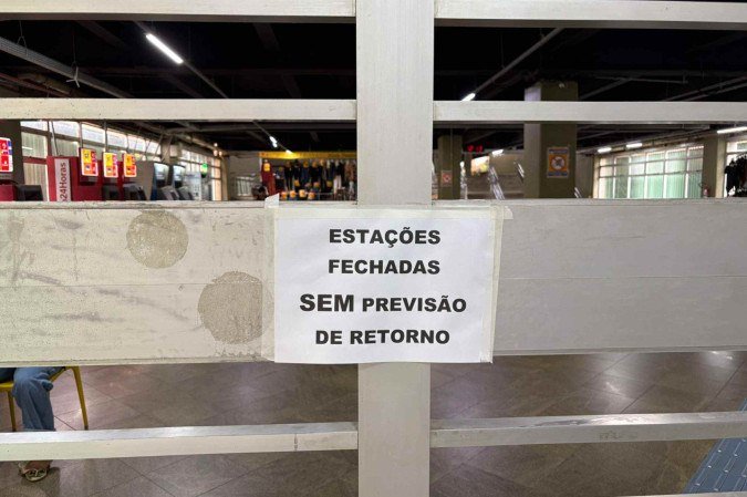 Papel com aviso sobre fechamento do metrô - (crédito: Bruna Teixeira/CB/DA Press) Papel com aviso sobre fechamento do metrô - (crédito: Bruna Teixeira/CB/DA Press)