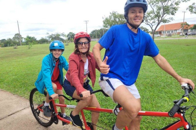   Uirá comprou um triciclo para passear com a família. Na foto, Iuri e a avó Maria de Lourdes.  -  (crédito:  Arquivo Pessoal)