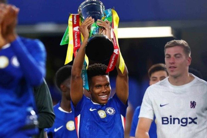 Atacante levanta troféu na pré-temporada -  (crédito: Foto: Divulgação / Chelsea)