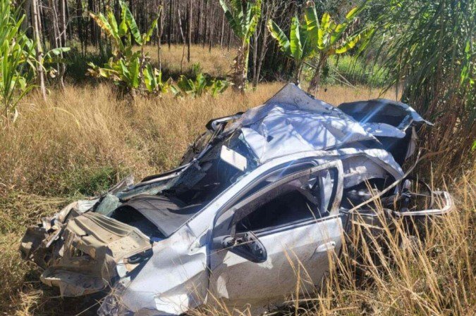 Carro despencou de paredão em Venda Nova do Imigrante, Espírito Santo, -  (crédito: Divulgação/Corpo de Bombeiros)