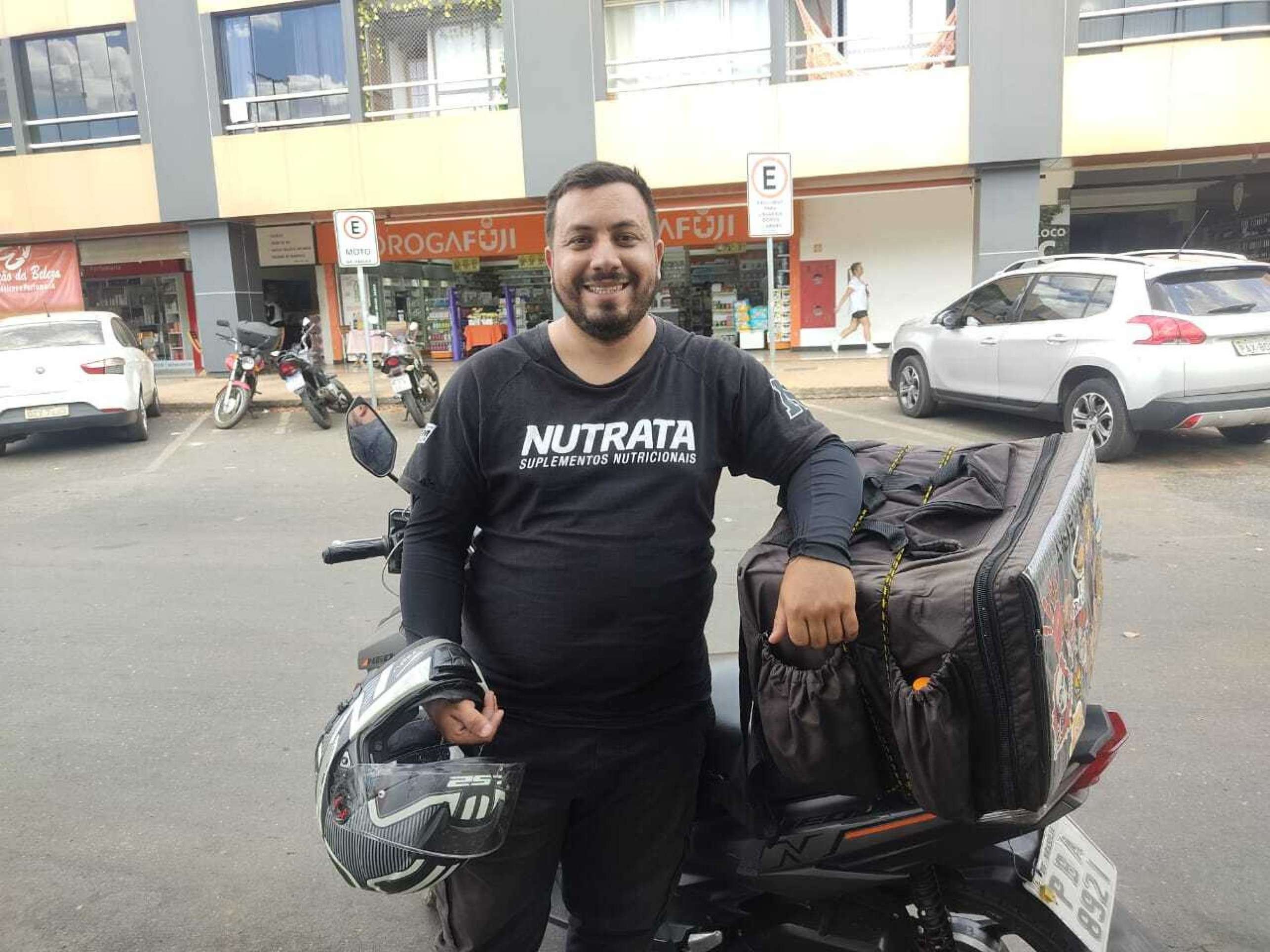 Carlos Silva pretende estudar mais para não depender mais das entregas 