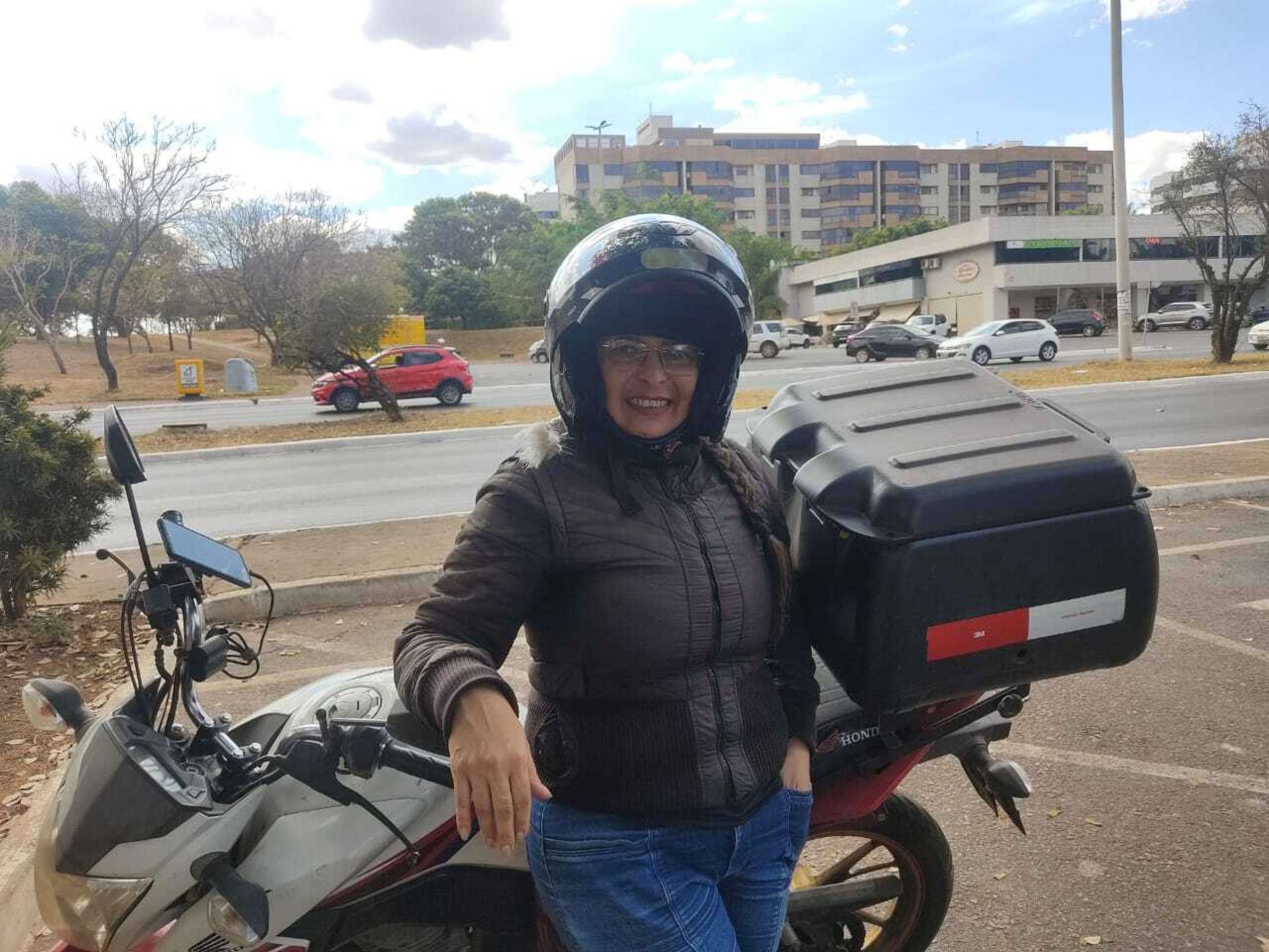 Marileila Pereira divide seu tempo entre o salão de beleza e as ruas do Sudoeste