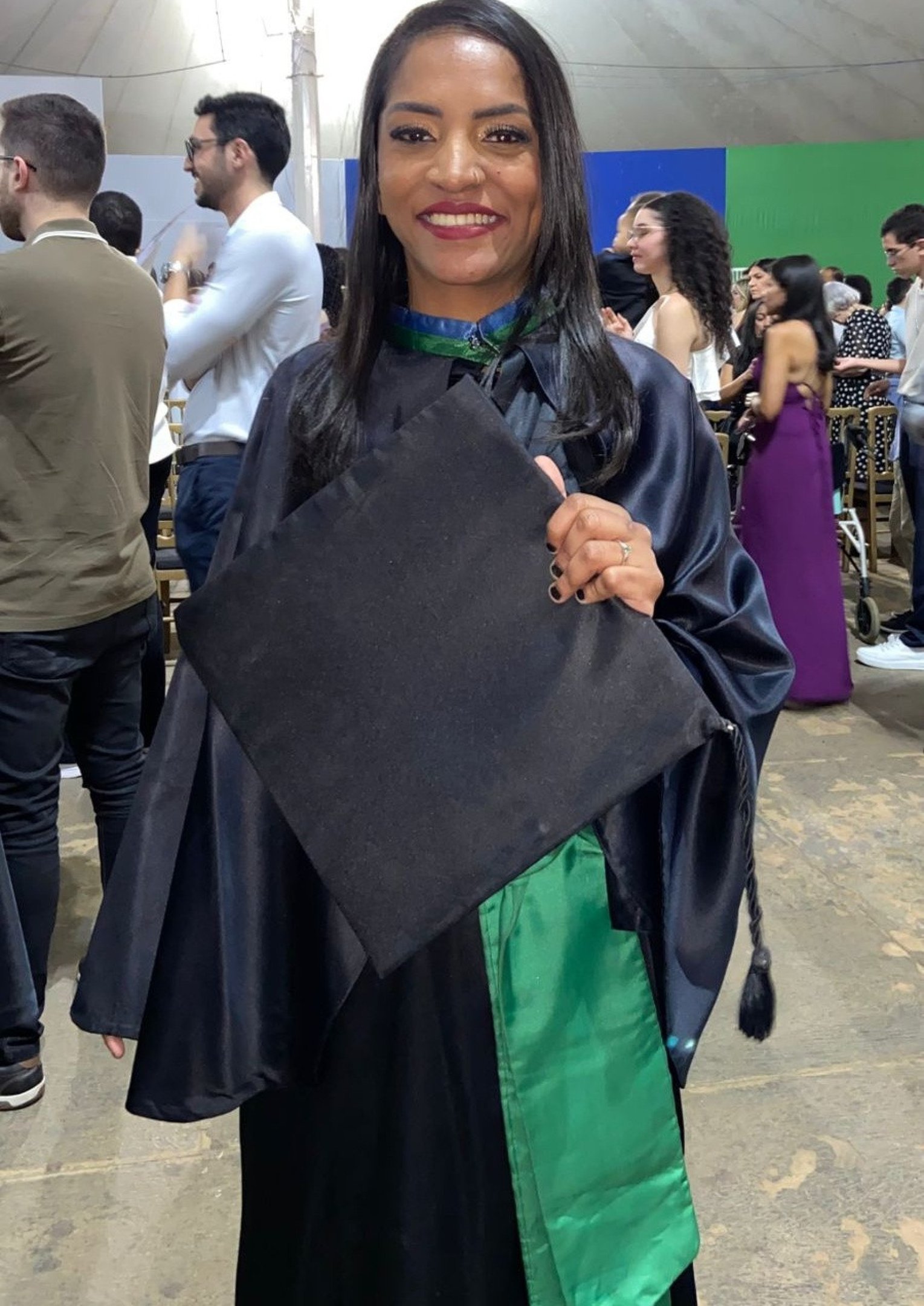 Filha de cozinheira homenageia a mãe durante formatura em medicina na UnB