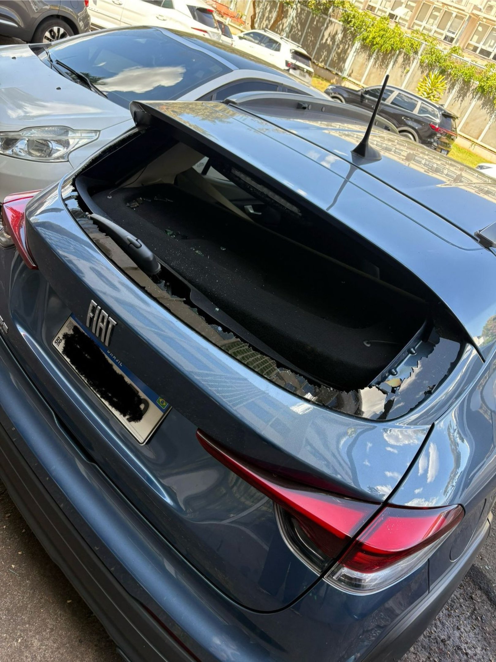 Carro de Renata Tavares foi arrombado no horário da manhã, mas não teve nada furtado