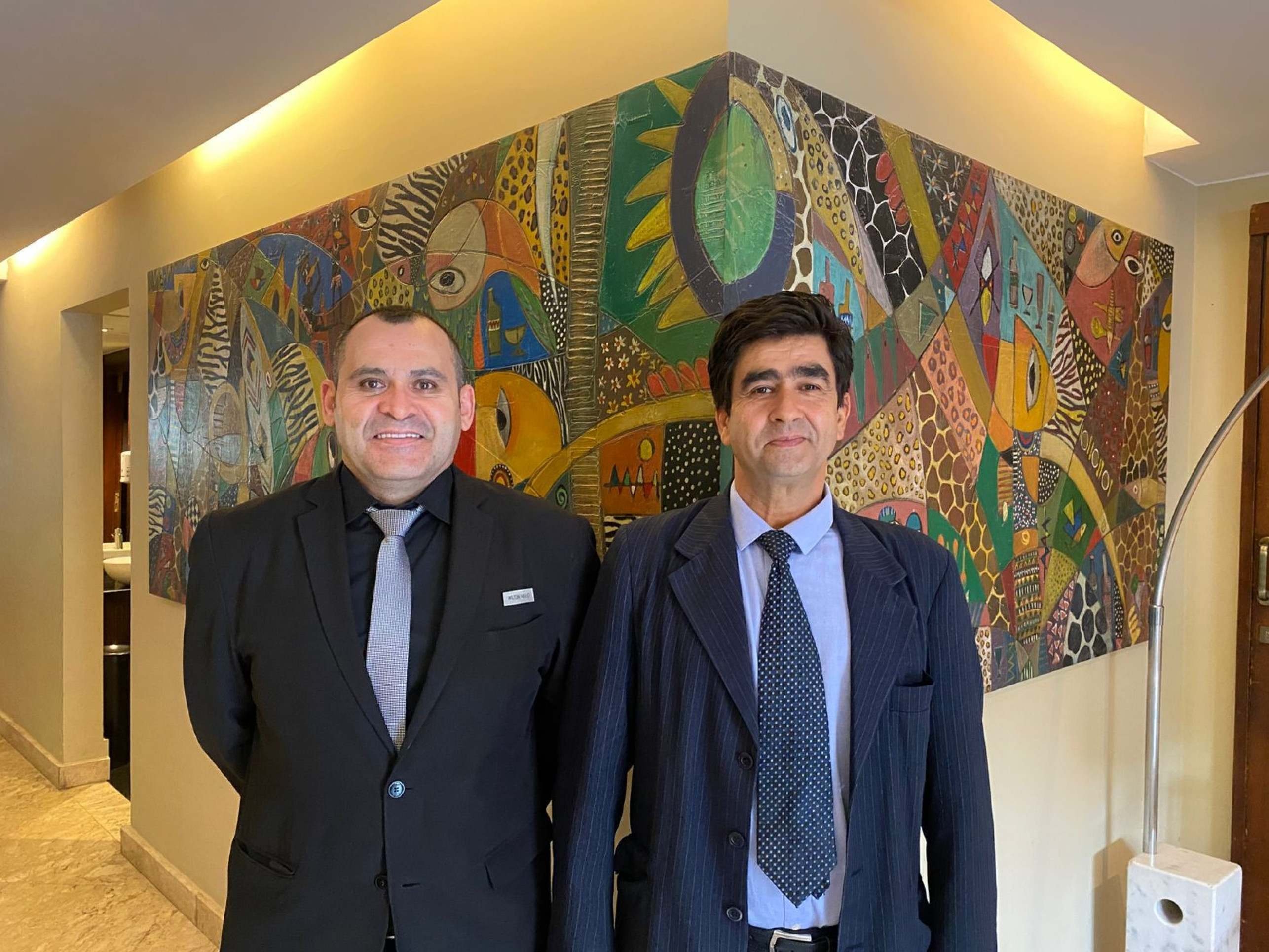 Valdemir Soares, gerente do restaurante Dom Francisco e seu colega também gerente do restaurante 