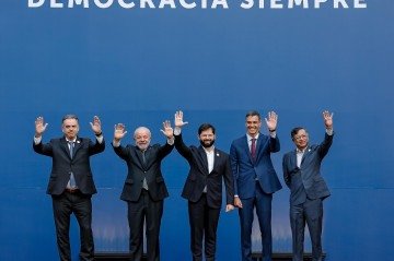 Lula e líderes do Chile, Gabriel Boric; Colômbia, Gustavo Petro; Espanha, Pedro Sánchez; e Uruguai, Yamandú Orsi, em encontro pela democracia -  (crédito: Ricardo Stuckert/PR - 21/7/25)