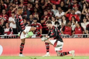 Leo Pereira marca e 'engraxa' a chuteira de Samuel Lino, que deu o passe para o seu gol  -  (crédito: Foto: Gilvan de Souza / Flamengo)
