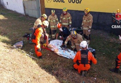 Motociclista é atendido e imobilizado em maca por bombeiros -  (crédito: Divulgação/CBMDF)