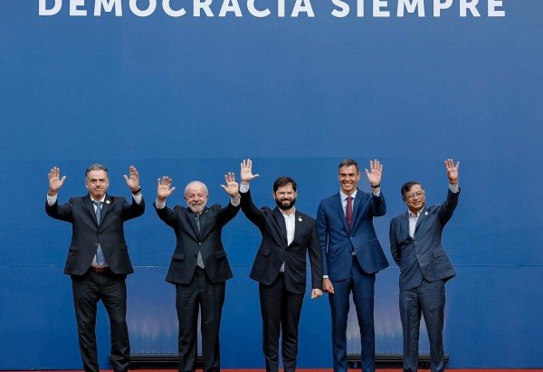Lula e líderes do Chile, Gabriel Boric; Colômbia, Gustavo Petro; Espanha, Pedro Sánchez; e Uruguai, Yamandú Orsi, em encontro pela democracia -  (crédito: Ricardo Stuckert/PR - 21/7/25)