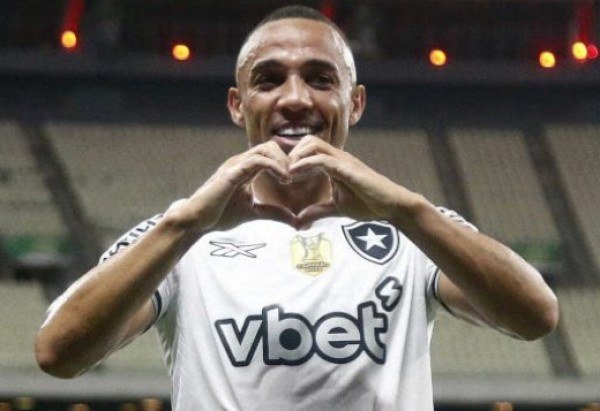MARÃ?AL - Um titÃ£. Voltou ao estÃ¡dio onde anotou o primeiro gol do Botafogo para marcar mais dois e ficar na histÃ³ria. Ganhou, portanto, da zaga e do ataque do Fortaleza. Perfeito na cobertura, proteÃ§Ã£o, rebatidas e antecipaÃ§Ã£o. Inventem quesitos para este homem! Enorme na noite deste sÃ¡bado - NOTA: DEZ - Foto: Vitor Silva/Botafogo 