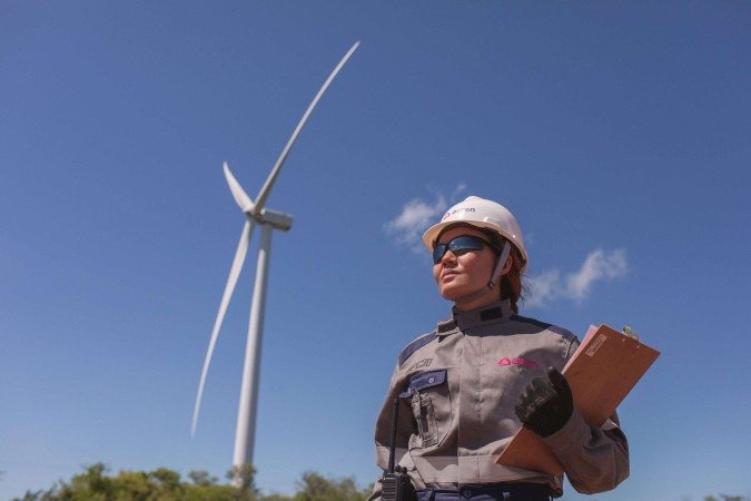 Jaqueline Gonçalves, que entrou na empresa para cobrir férias no setor de serviços gerais, hoje é técnica de operação e manutenção -  (crédito:  Auren Energia/Divulgação)