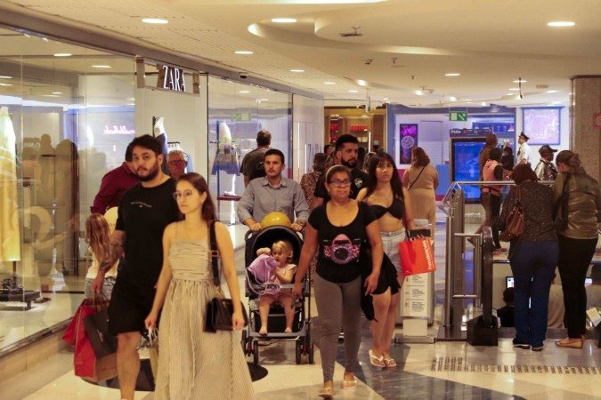 Confiança do consumidor sobe pelo segundo mês seguido em outubro, indica FGV