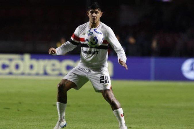 ALAN FRANCO – Com posicionamento, zagueiro foi importante para destruir jogadas do Vitória. NOTA 5,0. Foto: Rubens Chiri e Paulo Pinto/São Paulo