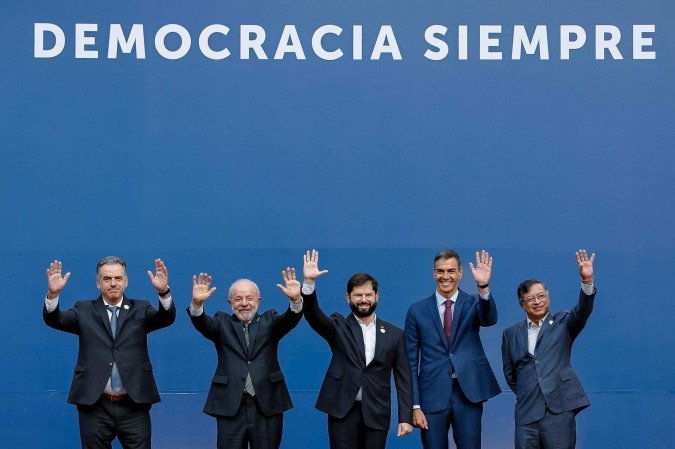 Autocracias superam democracias pela 1ª vez desde a Guerra Fria