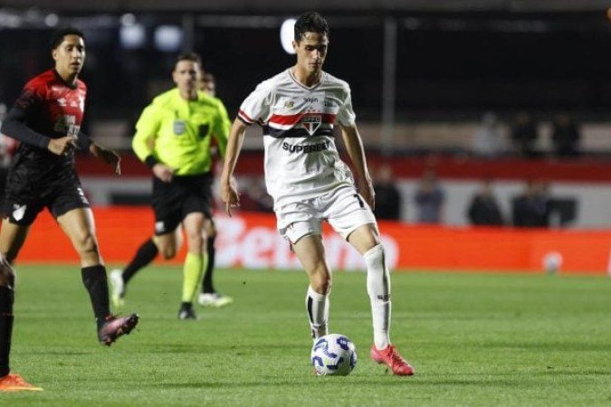 RODRIGUINHO – Fundamental na construção de jogadas e lances de perigo do São Paulo com passes ou finalizações. NOTA 7,5. Foto: Rubens Chiri e Miguel Schincariol/Saopaulofc.net