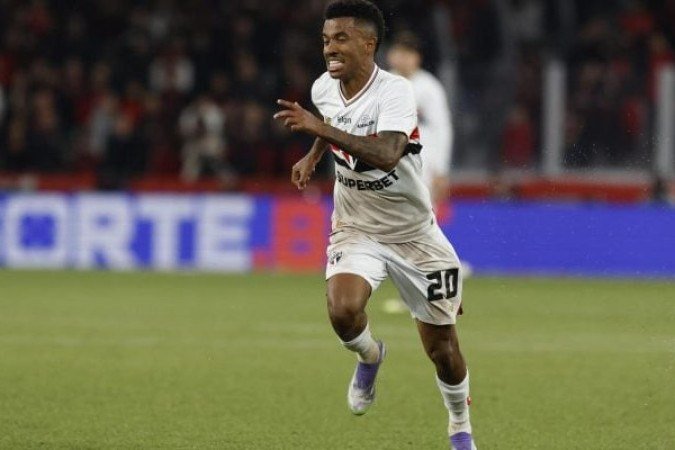 MARCOS ANTÔNIO – Ajudou na construção de jogadas no meio de campo e também participou em alguns momentos no ataque com infiltrações na defesa adversária. Fez bem o papel de conectar a defesa ao ataque.. NOTA 6,5. Foto: Rubens Chiri / São Paulo FC