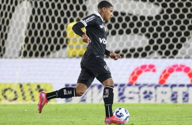 HUGUINHO - Missão duríssima substituir Danilo. Ainda assim, se esforçou na marcação, tentou não dar mole. Com a redoda, distribuiu o jogo certinho - NOTA: 6,5 - Foto: Vitor Silva/Botafogo
