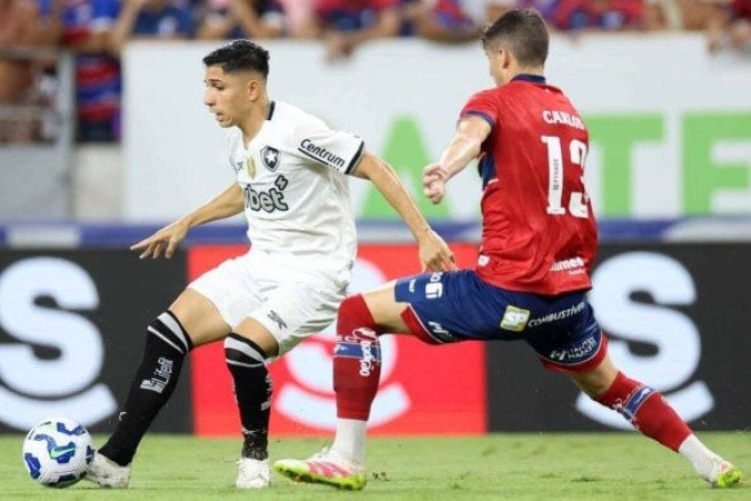 SAVARINO - Esperto e atento para atacar os espaços ou encotnrar alguém livre. Bateu o escanteio na cabeça de David Ricardo no quarto gol do Mais Tradicional. Depois, no segundo tempo, cedeu a vaga para Tucu - NOTA: 7,5 - Foto: Vitor Silva/Botafogo 