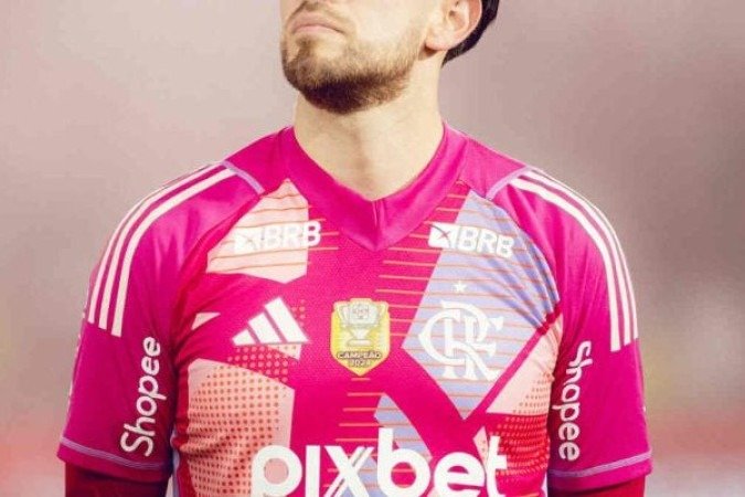 ROSSI – Uma grande defesa no primeiro tempo, quando foi seguro. Mas falhou em um lance na etapa final ao deixar uma bola passar na sua frente, sem reação, vendo os atacantes do Mirassol não chegarem a tempo para marcar. Erro terrível e quase fatal. Ainda assim, fez pelo menos duas grandes defesas na reta final. NOTA: 6,5 Foto: Gilvan de Souza