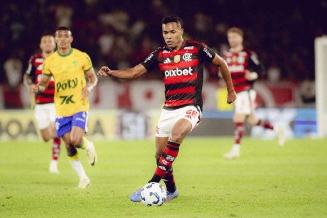 ALEX SANDRO – Um pouco tímido no apoio, deixando mais espaço para Arrascaeta e Samuel Lino atuarem pelo setor esquerdo. Foi bem na marcação. NOTA: 6,0 Foto: Gilvan de Souza