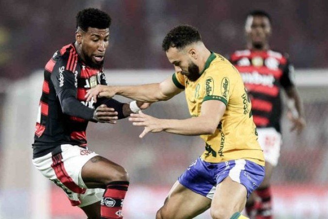EMERSON ROYAL – Segue um pouco lento e com dificuldade de levar a melhor nas jogadas defensivas. No apoio, teve bons momentos, com passes inteligentes. Quase fez um gol no primeiro tempo. No segundo tempo, perdeu fôlego e ficou mais preso na defesa. Saiu nos minutos finais. NOTA: 6,0 Foto: Gilvan de Souza