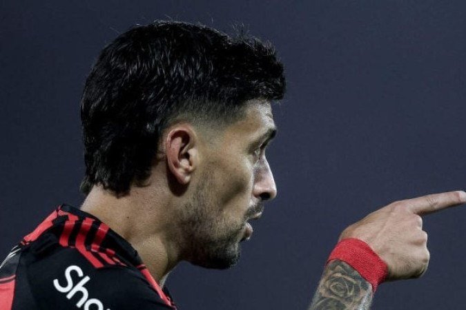 ARRASCAETA – Seu melhor jogo desde a volta do Mundial, cadenciando o ritmo e encontrando companheiros bem posicionados com frequência. Iniciou a jogada do gol do Flamengo no primeiro tempo e, na etapa final, deu de bandeja o passe para Plata ampliar. Nota: 8,0 Foto: Gilvan de Souza