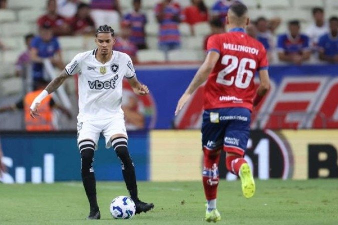 NEWTON - Um pouco indeciso nos botes. Oscilou na marcação, principalmente na primeira etapa. Depois, foi se ajustando em campo. Acertou uma bola na trave. Seria uma linda redenção para o garoto - NOTA: 6,5 - Foto: Vitor Silva/Botafogo