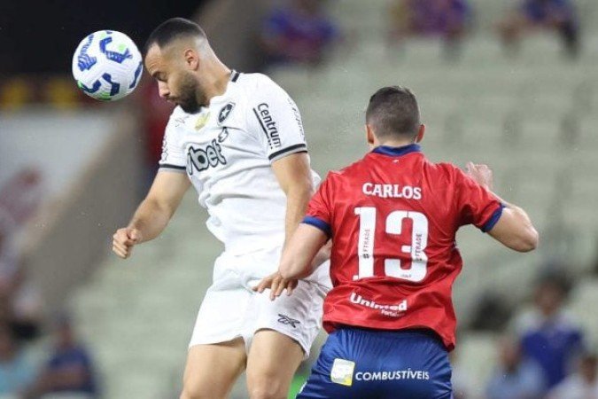 CABRAL - Saiu da área várias vezes para abrir espaços para a chegada de outro atacante. Fez o pivô com maestria e, na hora da conclusão, mostrou frizas ao driblar o goleiro. Como o descanso fez bem! Renovado, teve outra postura em campo - NOTA: 8,5 - Foto: Vitor Silva/Botafogo
