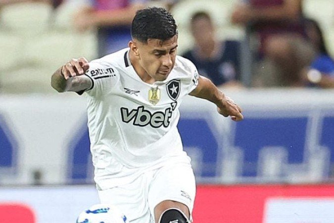 DAVID RICARDO - Levou a melhor sobre os homens de ataque do Fortaleza. Não precisou se afobar. Cercava e desarmava na hora certa. Depois, viu que poderia curtir uma de centroavante. Ao se aventurar no ataque, testou bonito para aumentar o score no 0-4 - NOTA: 8,5 - Foto: Vitor Silva/Botafogo 