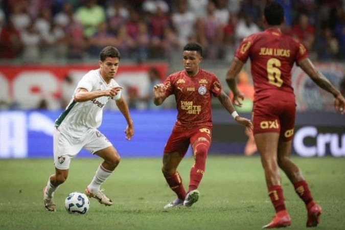 JÚLIO FIDELIS - Ofensivamente, demonstrou ter qualidade e fez um cruzamento preciso para o segundo gol de Cano. NOTA: 6,5. Foto: Marcelo Gonçalves/ Fluminense FC