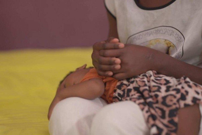 'Fui estuprada e espancada todos os dias': o abuso sistemático de jovens em ataques de gangues no Haiti