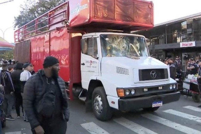 Caminhão de som causa tumulto durante votação de impeachment no Parque São Jorge -  (crédito: Foto: Reprodução / ESPN)