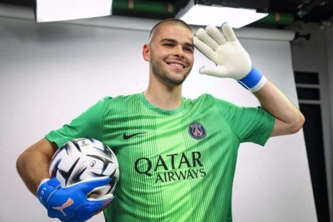 Lucas Chevalier despertou o interesse do PSG pela capacidade em atuar com os pés -  (crédito: Foto: Divulgação / PSG)