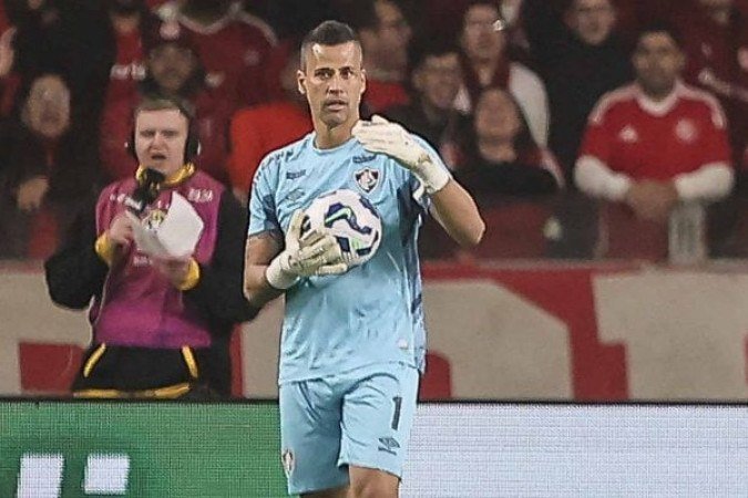FÁBIO - Não teve culpa nos gols do adversário, pois a bola desviou nos defensores do Tricolor. Nas vezes em que foi exigido, fez boas defesas. NOTA: 6,5. Foto: Lucas Merçon/Fluminense
