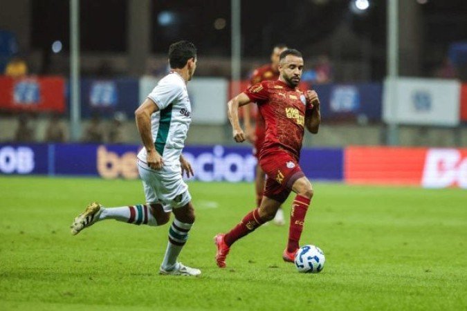 BAHIA - Muita intensidade nas jogadas pelo lado, que deixaram o adversário encurralado em vários momentos da partida. No entanto, o goleiro Ronaldo falou no terceiro gol do Flu e a defesa concedeu muito espaço para Cano finalizar.  Foto: Rafael Rodrigues/EC Bahia