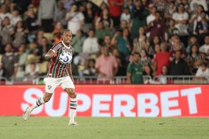 KENO - Deu assistÃªncia para o gol de Cano, mas nÃ£o conseguiu ser efetivo nas disputas individuais para fazer as jogadas progredirem no primeiro tempo. Na Ãºnica vez em que se destacou, fez boa jogada e quase acertou o Ã¢ngulo. No segundo, subiu de produÃ§Ã£o e teve bons momentos. NOTA: 6,0. Foto: Lucas MerÃ§on/Fluminense